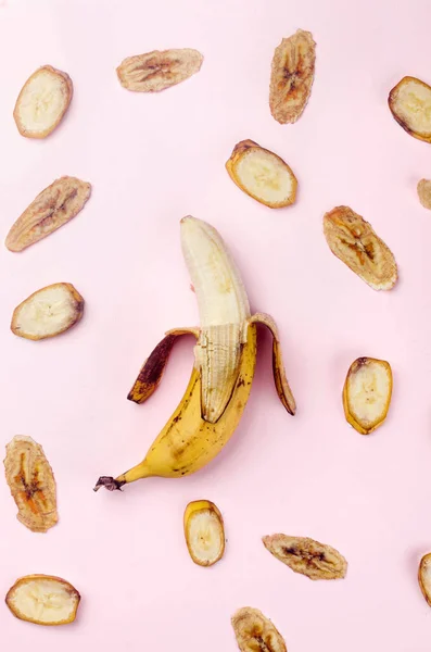 Rijp Rauwe Banaan Gedroogde Banaan Plakjes Chips Verspreid Witte Achtergrond — Stockfoto