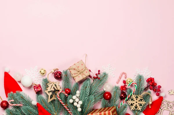 Natal Ano Novo Fundo Decorações Brancas Vermelhas Fundo Rosa Pastel — Fotografia de Stock