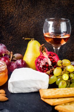 Peynirli, ballı, fındıklı, sarmaşıklı. Nefis peynir tabağı, şarap yiyeceği. Camembert peyniri, Bree. Yumuşak Fransız peyniri. İtalyan yemeği. Süt ürünleri.