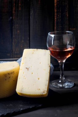 Ev yapımı, lavantalı, siyah ahşap tahtalı ve masada bir bardak şarap. Taze süt ürünleri, sağlıklı organik gıdalar. Lezzetli aperatif.