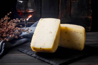 Ev yapımı, lavantalı, siyah ahşap tahtalı ve masada bir bardak şarap. Taze süt ürünleri, sağlıklı organik gıdalar. Lezzetli aperatif.