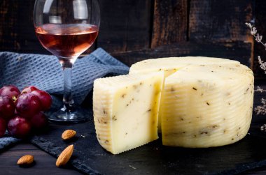 Ev yapımı, lavantalı, siyah ahşap tahtalı ve masada bir bardak şarap. Taze süt ürünleri, sağlıklı organik gıdalar. Lezzetli aperatif.