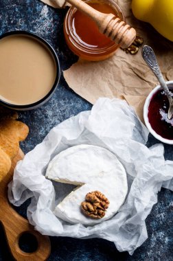 Peynirli, ballı, fındıklı, sarmaşıklı. Nefis peynir tabağı, şarap yiyeceği. Camembert peyniri, Bree. Yumuşak Fransız peyniri. İtalyan yemeği. Süt ürünleri.