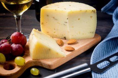 Ev yapımı, lavantalı, siyah ahşap tahtalı ve masada bir bardak şarap. Taze süt ürünleri, sağlıklı organik gıdalar. Lezzetli aperatif.