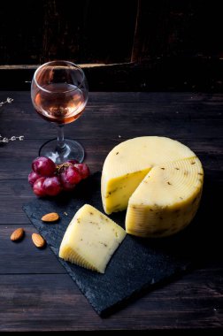 Ev yapımı, lavantalı, siyah ahşap tahtalı ve masada bir bardak şarap. Taze süt ürünleri, sağlıklı organik gıdalar. Lezzetli aperatif.