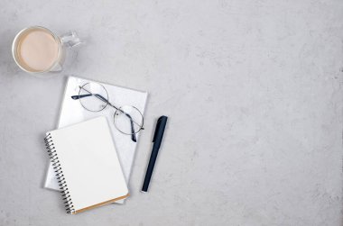 Düz uzanmış, ofis masası manzaralı. Boş boş çalışma masası, malzemeler, bardaklar ve kahve fincanları. Asgari tarz ev ofisi ya da Modern Serbest İşyeri.