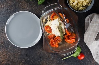 İtalyan makarnası ile Feta peyniri karışımı fırınlanmış ve domatesler koyu arkaplanda. Fetapasta. Viral yemek tarifi, düz konum, kopyalama alanı
