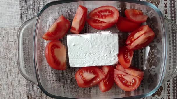 Włoskie Danie Makaronem Mieszającym Się Pieczonym Serem Feta Pomidorami Ciemnym — Wideo stockowe