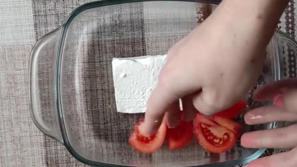 Italiensk Rätt Pasta Blandning Med Fetaost Bakad Och Tomater Mörk — Stockvideo