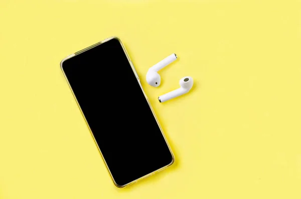 Smartphone Com Tela Branco Com Fones Ouvido Papel Amarelo Fundo — Fotografia de Stock