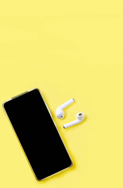 Smartfon Pustym Ekranem Słuchawkami Żółtym Papierze Tło Top View Concept — Zdjęcie stockowe