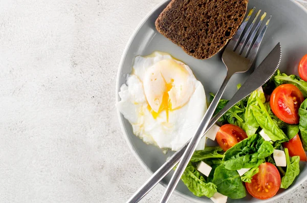 Decoración Mesa Primavera Mañana Ensalada Plato Huevo Taza Café Croissant — Foto de Stock