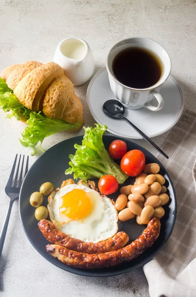 Desayuno Inglés Completo Tradicional Con Huevos Fritos Salchichas Frijoles Tomates — Foto de Stock