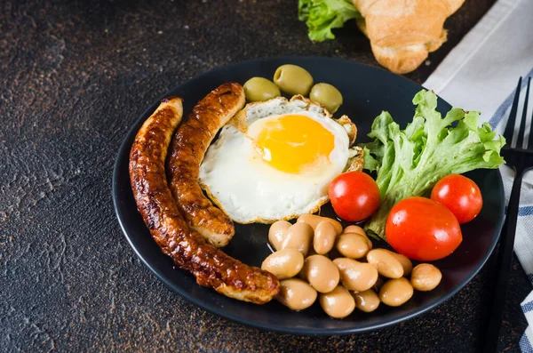 Tradisjonell Fullengelsk Frokost Med Stekte Egg Pølser Bønner Tomater Tallerken – stockfoto