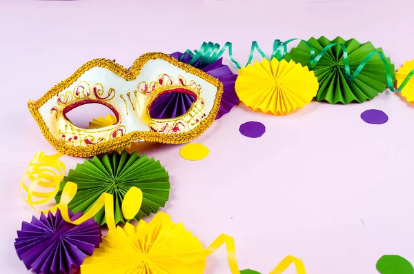 Confete Papel Colorido Máscara Carnaval Serpentina Colorida Fundo Rosa Com — Fotografia de Stock