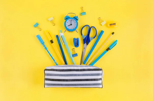 Volta Conceito Escola Caso Lápis Com Papelaria Escolar Fundo Amarelo — Fotografia de Stock