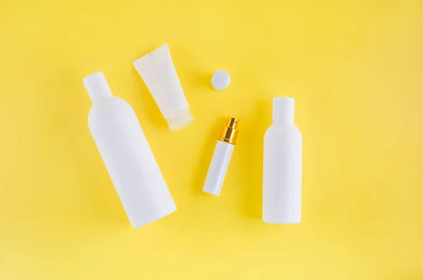 Vita Kosmetiska Flaskor Gul Bakgrund Med Plas För Text Ovanifrån — Stockfoto