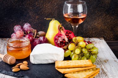 Peynirli, ballı, fındıklı, sarmaşıklı. Nefis peynir tabağı, şarap yiyeceği. Camembert peyniri, Bree. Yumuşak Fransız peyniri. İtalyan yemeği. Süt ürünleri.