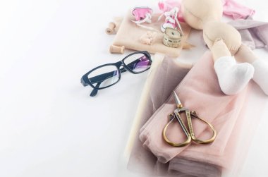 Tekstil ve aksesuarlarla el yapımı bir oyuncak bebek. Bebek vücudunu şekillendirmek için. Oyuncak bebek yapmak, el yapımı tekstil oyuncağı yapmak. İş akışı. Hobi ve tutku.