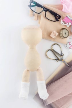 Tekstil ve aksesuarlarla el yapımı bir oyuncak bebek. Bebek vücudunu şekillendirmek için. Oyuncak bebek yapmak, el yapımı tekstil oyuncağı yapmak. İş akışı. Hobi ve tutku.