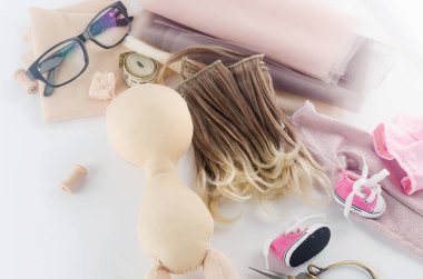 Tekstil ve aksesuarlarla el yapımı bir oyuncak bebek. Bebek vücudunu şekillendirmek için. Oyuncak bebek yapmak, el yapımı tekstil oyuncağı yapmak. İş akışı. Hobi ve tutku.