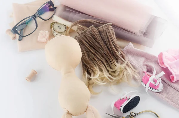 Tekstil ve aksesuarlarla el yapımı bir oyuncak bebek. Bebek vücudunu şekillendirmek için. Oyuncak bebek yapmak, el yapımı tekstil oyuncağı yapmak. İş akışı. Hobi ve tutku.