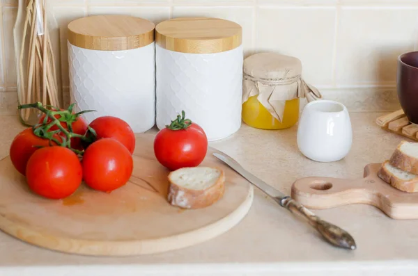 Gałąź Dojrzałych Świeżych Pomidorów Pomidorów Plasterkach Drewnianej Desce Krojenia Składnik — Zdjęcie stockowe