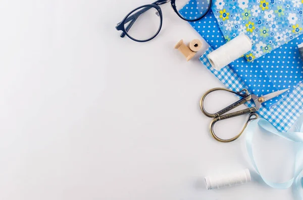 Conjunto Tejidos Botones Accesorios Hilo Coser Azul Sobre Fondo Blanco —  Fotos de Stock