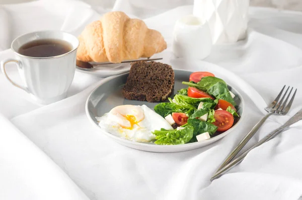 Dekorasjon Ved Morgenbordet Salat Tallerken Egg Kopp Kaffe Croissant Ferske – stockfoto