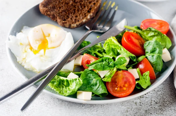 Decoración Mesa Primavera Mañana Ensalada Plato Huevo Taza Café Croissant — Foto de Stock