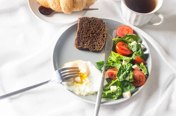 Decoración Mesa Primavera Mañana Ensalada Plato Huevo Taza Café Croissant — Foto de Stock