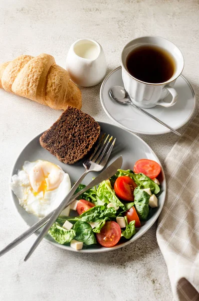 Decoración Mesa Primavera Mañana Ensalada Plato Huevo Taza Café Croissant — Foto de Stock