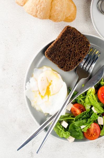 Dekorasjon Ved Morgenbordet Salat Tallerken Egg Kopp Kaffe Croissant Ferske – stockfoto