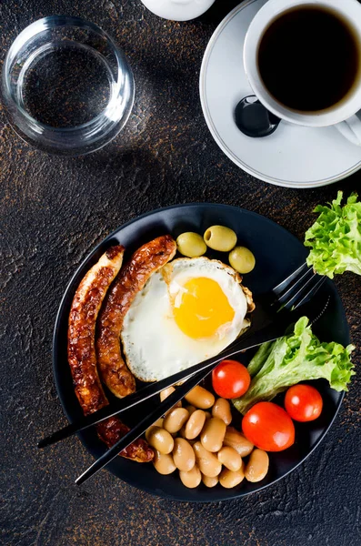 Desayuno Inglés Completo Tradicional Con Huevos Fritos Salchichas Frijoles Tomates — Foto de Stock