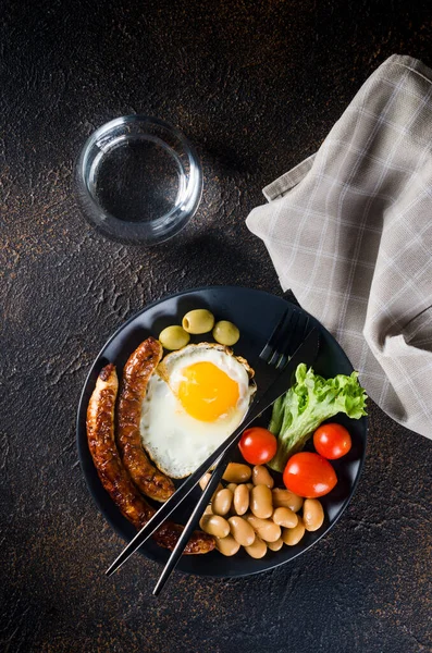 Perinteinen Englantilainen Aamiainen Paistetuilla Munilla Makkaroilla Pavuilla Tomaateilla Lautasella Croissantilla — kuvapankkivalokuva