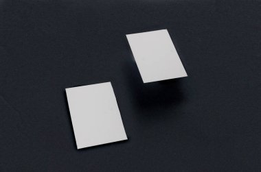 İki beyaz kartvizit şablonu. Markalaşma, kurumsal kimlik, reklam, sunum için modern tasarım. Fikir kavramı, iş sunumu. Logo gösterisi