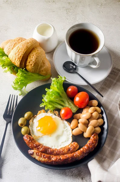 Desayuno Inglés Completo Tradicional Con Huevos Fritos Salchichas Frijoles Tomates — Foto de Stock