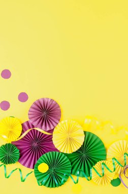 Renkli kağıt konfetileri, karnaval maskesi ve sarı arka planda fotokopi alanı, tebrik kartı ve karnaval ya da doğum günü için parti davetiye şablonu tasarımı, Mardi Gras,