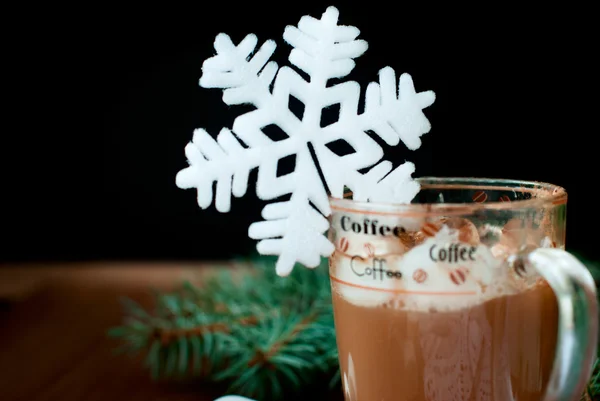 Copa de chocolate caliente con malvaviscos y copo de nieve decorativo en el fondo de ramas de abeto. Tarjeta de Navidad — Foto de Stock