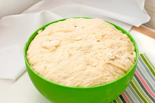 Bir kapta hamur mayaları yükselir