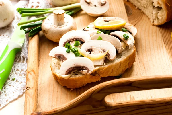Sandwich mit Pilzen und grünen Zwiebeln — Stockfoto