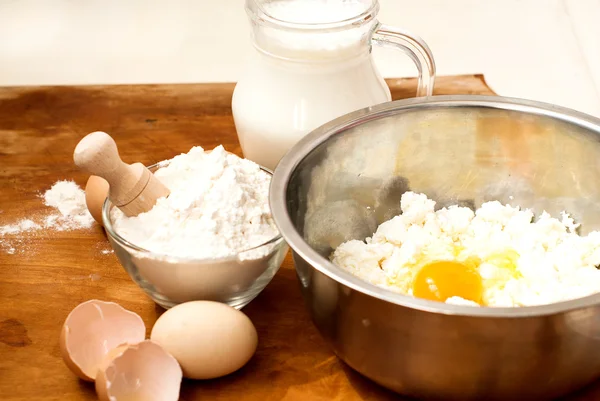 Mehl, Quark, Milch. Eier — Stockfoto