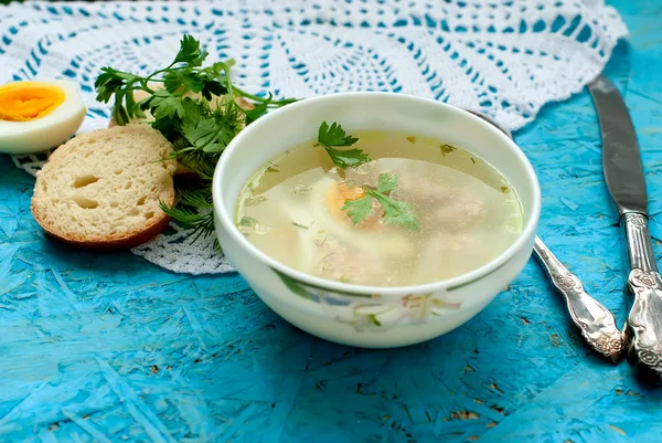 Суп с фрикадельками и яйцом — стоковое фото