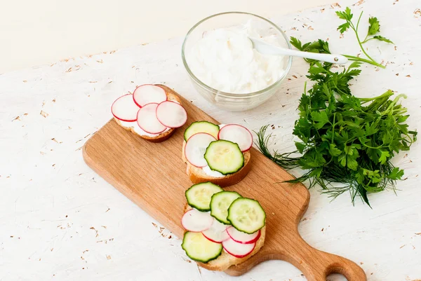 Sandwiches with radish and sour cream sauce — Stock Photo, Image