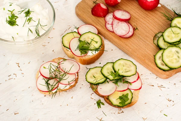 Sanduíches com molho de rabanete e creme azedo — Fotografia de Stock