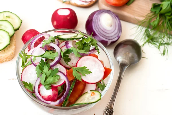 Ensalada de primavera con rábanos, pepino, col y cebolla de cerca —  Fotos de Stock