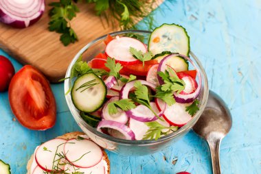 Bahar salatası turp, salatalık, marul ve soğan yakın çekim