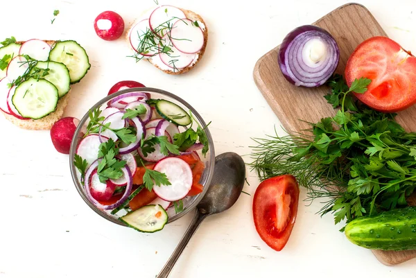 Spring salad with radishes, cucumber, cabbage and onion close-up — Stock Photo, Image