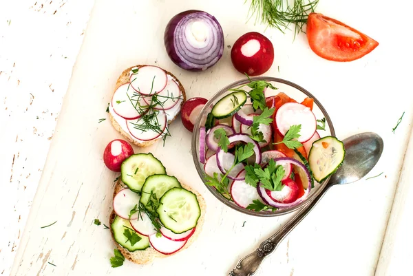 Άνοιξη σαλάτα με ραπανάκια, αγγούρι, λάχανο και το κρεμμύδι close-up — Φωτογραφία Αρχείου