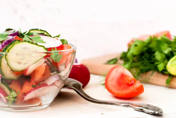 Spring salad with radishes, cucumber, cabbage and onion close-up — Stock Photo, Image